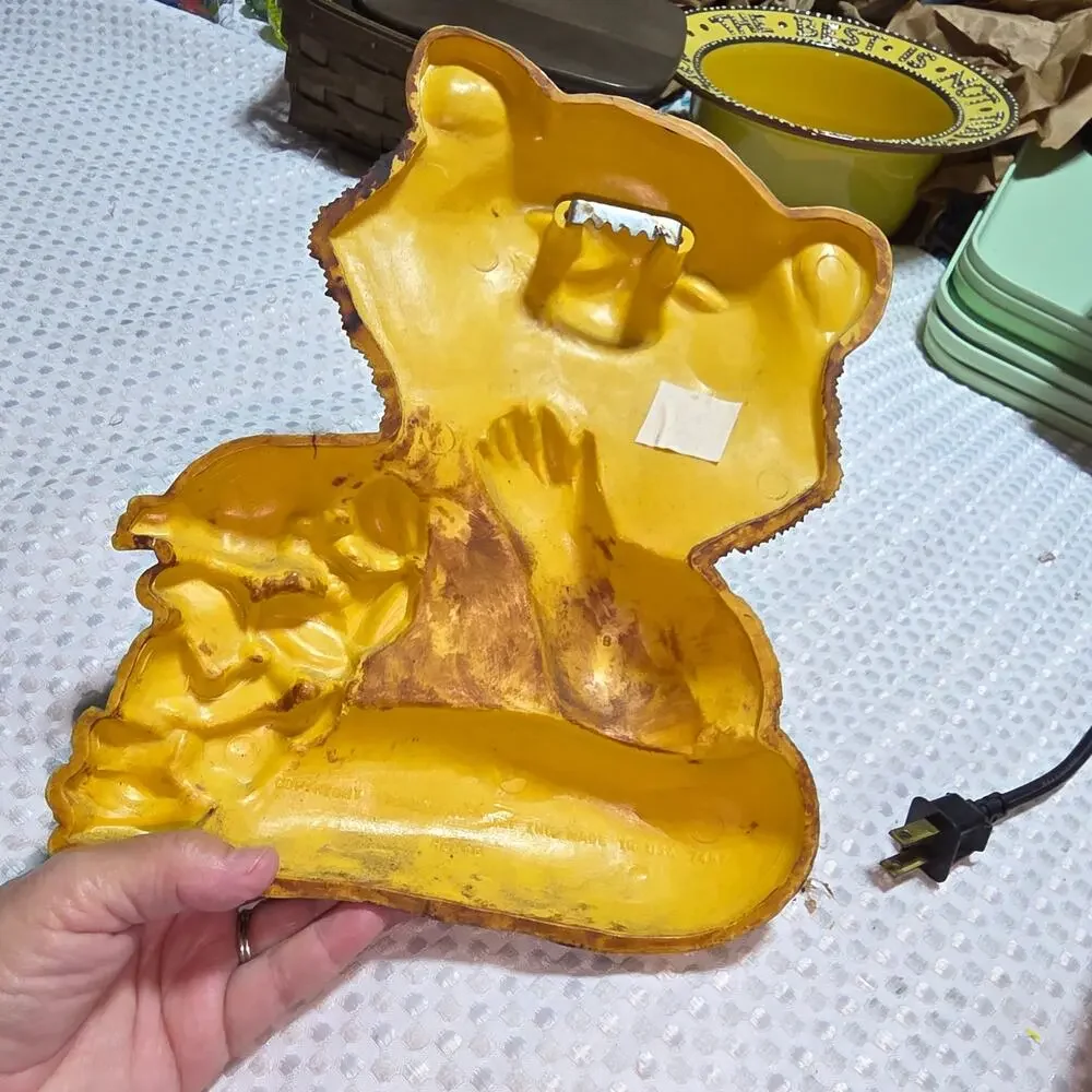 HOMOCO VINTAGE PLASTIC RACCOON PLAQUE WALL